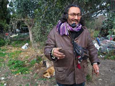 Piero non vuole mostrarci l�interno della vecchia casa in cui si � accampato, se ne vergogna, cos� rimaniamo nel �giardino� all�esterno, popolato dai suoi inseparabili cani