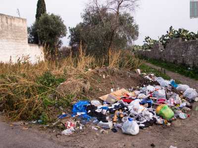Anche la strada di campagna che conduce alla sua casa � piena di rifiuti, oggetti abbandonati e vetri rotti
