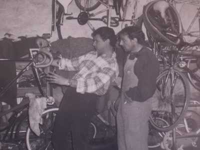 Un'altra foto presente nell'officina di Pinuccio: lui � a destra e si trova nella storica bottega del padre. Siamo negli anni 80