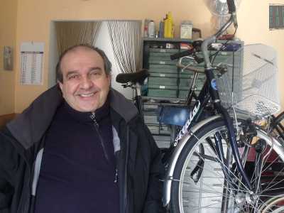 Il 59enne Pinuccio Aceto, figlio di Domenico, continua ancora oggi a riparare biciclette 
