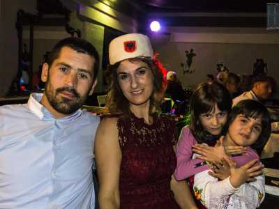 Ci sono persone di tutte le et�: giovani, anziani e intere famiglia con bambini al seguito