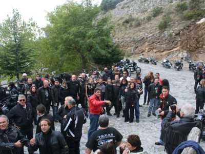 Zio Lillo in giacca rossa, al centro intrattiene la comitiva