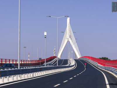 L'ultimo ponte costruito a Bari � quello �dell�asse nord-sud� inaugurato lo scorso 10 settembre: con i suoi  626 metri di lunghezza collega via Tatarella a via Nazariantz
