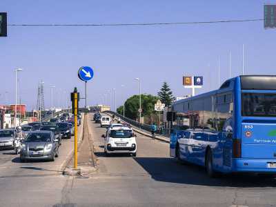 Veniamo al 12 settembre del 1975, quando a essere aperto � il �ponte di via Omodeo� che collegher� la via omonima a via Magna Grecia. Il ponte, conosciuto anche come �quello dell�Ambasciatori� vista la vicinanza all�ex grande hotel, prende il nome ufficiale da Padre Pio 