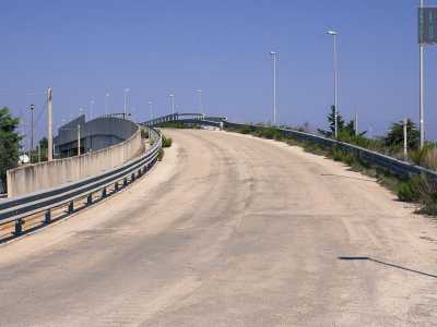 Il ponte che sorge nei pressi di San Giorgio, collegando la fine del lungomare a sud di Bari con la complanare della statale 16. E� praticamente inutilizzato: privo di segnaletica, sbuca in via Pantaleo, una viuzza seminascosta 