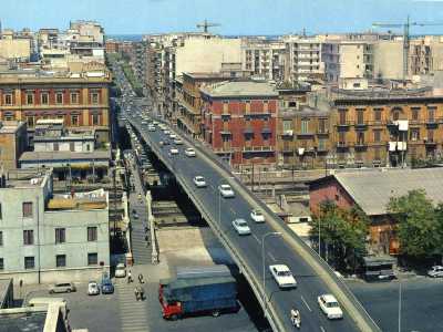 Nascono poi uno dietro l�altro dei lunghi ponti che collegano in un sol colpo diversi rioni: dal �XX Settembre� che unisce Murat a Carrassi...