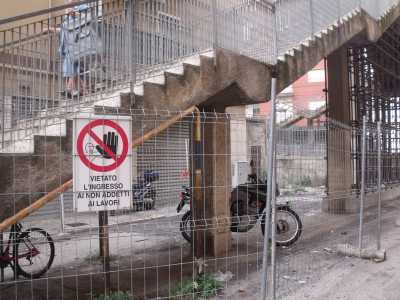 Il cantiere - visto da destra: parcheggio moto