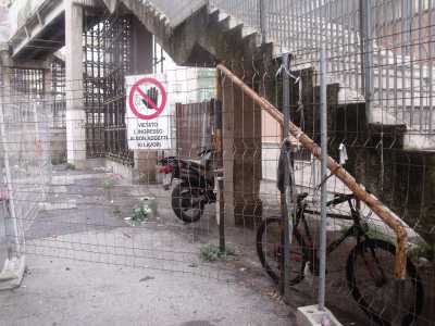 Il cantiere - visto da sinistra: moto e bici