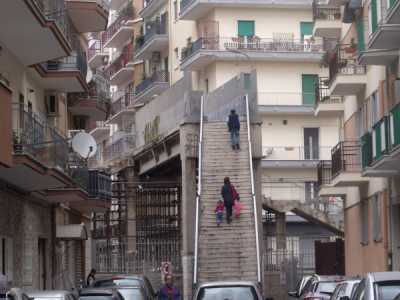 Via Messapia, il ponte pedonale pericolante