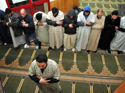 I fedeli musulmani mentre pregano, rivolti come sempre in direzione della Mecca
