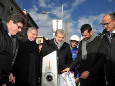 L'inaugurazione della prima colonnina Enel in Corso Cavour (18 gennaio 2013), presenti l'ex sindaco di Bari Michele Emiliano al centro, e alla sua sinistra il neo sindaco Antonio Decaro, all'epoca delegato per la Mobilit�