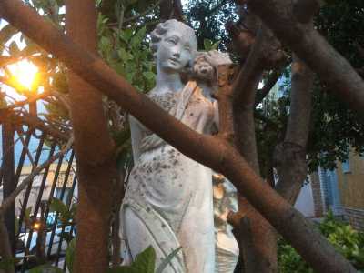 La personificazione della Primavera in un villino nei pressi della piazzetta 
