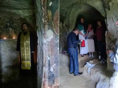 Alcuni pellegrini russi nella chiesa di Santa Margherita durante i festeggiamenti per San Nicola