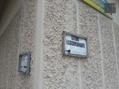 Indicazione dell'ufficio recapito. Una sede di circa 9 metri quadrati per accogliere centinaia di perone al giorno