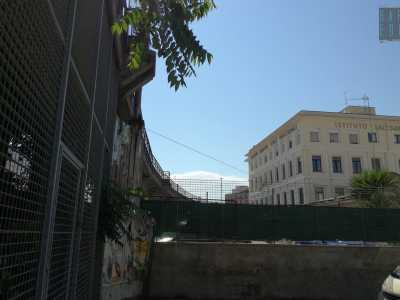 Corso Italia qui cessa di esistere, davanti a un muro e a un cancello che segnano l�inizio del groviglio di binari