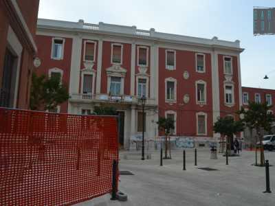 Restano ancoro alcuni segni della recinzione del cantiere