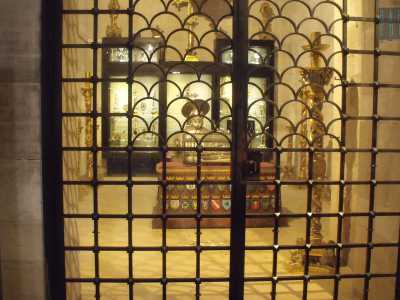La reliquia � custodita nell'armadio di destra della parete di fondo della "Cappella delle Reliquie", la prima della navata destra della Basilica di San Nicola, interdetta all'accesso da un cancello