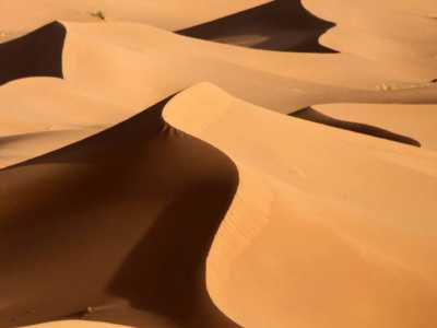 Le dune del Sahara fotografate da Lorenzo Scaraggi. In questo paesaggio, tre anni fa, � nata l'idea di un viaggio estremo a bordo di un vecchio camper