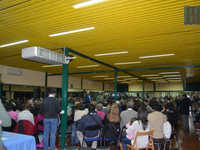 La sala � piena e inizia la conferenza