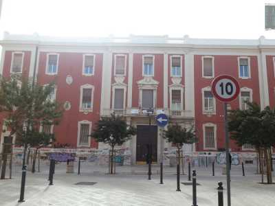 Lo storico convitto Cirillo: la scuola � sicuramente la costruzione pi� antica e imponente del quartiere, nonch� il pi� antico edificio scolastico della citt�, edificato nel 1771