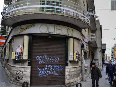 Il vecchio cinema Odeon in via re David, chiuso da anni. Del cinema rimane per� la triste insegna, a ricordare i tempi in cui non c�erano le multisale e i film si potevano gustare �sotto casa�