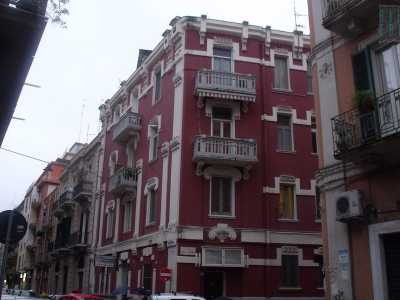 Raggiungiamo via Re David e la percorriamo fino all'extramurale Capruzzi, non prima di aver ammirato sulla sinistra un altro palazzo color pastello, questa volta a tre piani e di colore rosso