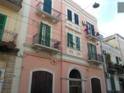 Ci troviamo circondati da antiche e basse palazzine di uno, due, al massimo tre piani, sorte una accanto all�altra. Sono diversissime e variopinte, nei diversi toni pastello dal pagliericcio al rosso, con balconcini infiorati e persiane verdi