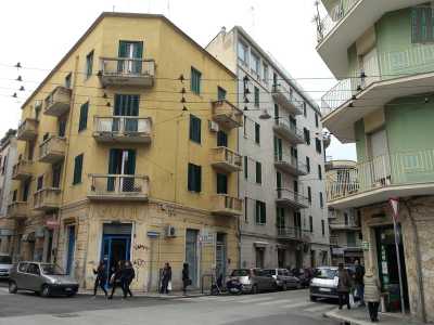 Lasciamo per ora via Re David per girare a destra su via Maria Cristina di Savoia. Ci immergiamo immediatamente nel reticolato fitto e angusto delle strade che caratterizzano il rione