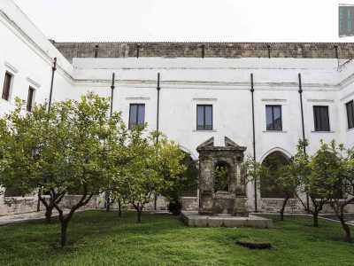 Spiccano l�agrumeto e il pozzo in pietra su cui era posta la statua in pietra calcarea di Santa Caterina...