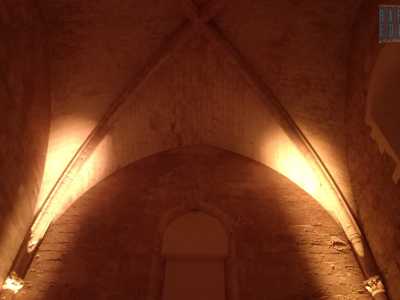 ...con la volta gotica a crociera e arco acuto e i costoloni delle quattro unghie che insistono su sottili colonne e capitello con volute