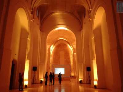 La chiesa, a navata unica, mostra su ciascun lato otto cappelle scandite da pilastri con lesene su cui poggiano arconi a tutto sesto