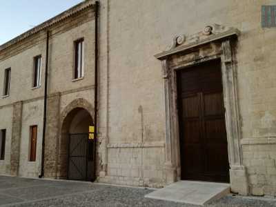 La facciata in pietra � in stile romanico e presenta un portale in legno inquadrato in una cornice rettangolare