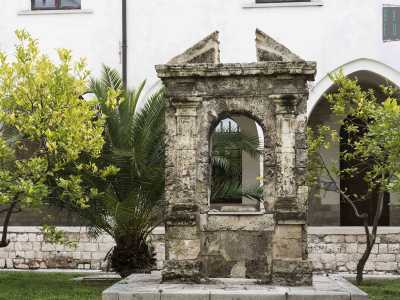 Il pozzo pur consumato dal tempo mantiene un certo fascino: nella parte centrale un'apertura ad arco � inquadrata da quattro colonne in stile dorico su cui poggia la trabeazione superiore