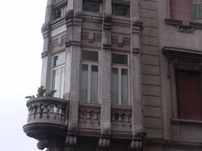 Lo spettacolare balcone angolare del palazzo Borrelli, a �bovindo�, sporge su via Capruzzi: sembra la guglia della prua di una nave che solca il mare tuffandosi nel maestrale che spira sulla citt�
