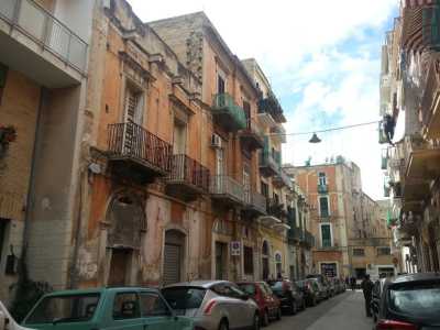 Raggiungiamo la parte pi� antica del rione, svoltando a sinistra nella stretta via Giuseppe De Nittis. 
Qui troviamo palazzine vecchissime, alcune anche abbandonate