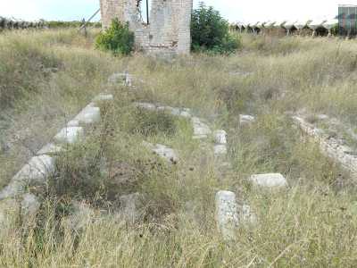 Questa infatti � un�area di altissima rilevanza archeologica, le cui stratificazioni storiche risalirebbero addirittura al VI-V secolo a.C. Gli scavi effettuati negli anni 70 portarono alla luce la pianta di una preesistente villa rustica romana di epoca imperiale (III sec. d.C.) e una ricchissima necropoli di epoca arcaico classica con oltre 400 tombe e preziosi corredi funerari