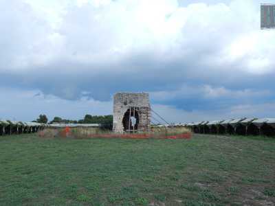 Sant'Apollinare sorge desolata in un campo non coltivato. Siamo in contrada "Purgatorio - Bigetti", in passato chiamata Purgatorio da praetorium, nome che rivela la presenza di un antico insediamento romano 