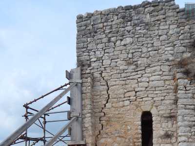 La lesione della parete del muro a sud che ha richiesto il puntellamento di sicurezza