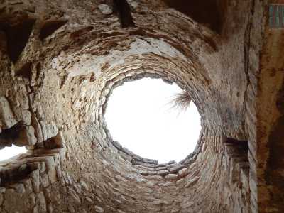 La chiesa si caratterizzava per le originarie cupole ad asse, costruite cio� con conci posati a secco come i tipici trulli pugliesi
