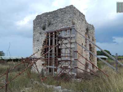 Quel che possiamo ammirare oggi � solo lo scheletro di Sant'Apollinaire. Il muro a sud, a causa di una profonda e minacciosa lesione, si mostra ancora puntellato in seguito all'ultimo intervento di messa in sicurezza che risale al 2014