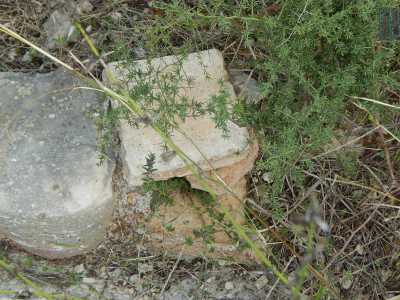 Alcuni resti degli scavi sono ancora sono ancora visibili sul terreno circostante, esposti a cielo aperto, in un degrado totale e in balia dello sciacallaggio