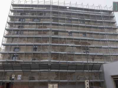 Ci troviamo in un grande atrio: sulla destra si trova la chiesa di San Francesco e il relativo monastero, sulla sinistra l�ingresso del convento di Santa Chiara, che oggi ci appare completamente ricoperto da un�impalcatura.