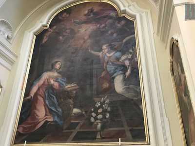 Le otto cappelle laterali custodiscono i pezzi pi� pregiati: tele di periodo rinascimentale di scuola veneta e napoletana e di imitazione caravaggesca. Tra quelli pi� preziosi: un�Annunciazione di Nicola Gliri...