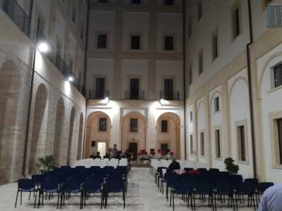 Approfittando di una manifestazione musicale riusciamo a entrare nel chiostro del monastero, recentemente ristrutturato. Si tratta di uno spoglio spiazzale circondato da un porticato e sul quale si affacciano le finestre e i balconcini delle celle del convento