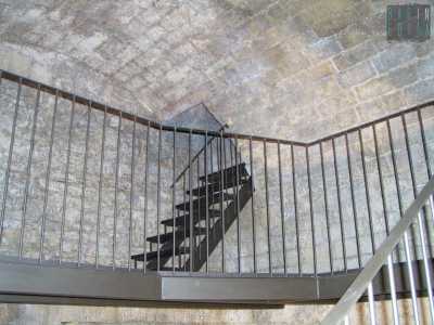 Questo piccolo tesoro � suddiviso in quattro piani e percorso da lunghe scalinate: alcune sono quelle originali in pietra, altre sono state sostituite con rampe di legno o messe in sicurezza installando corrimano in metallo