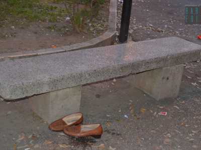 Sulla panchina c'� chi si cambia le scarpe e le abbandona l�
