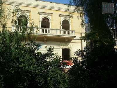 Scorci laterale dell'edificio, via Armenise. Iniziati i lavori di puntellamento