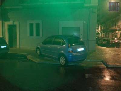 Un'altra auto lasciata sullo scivolo in via Carnia di sera, quando i vigili sono fuori servizio