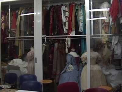 Nell'aula di scenografia i costumi fabbricati dagli alunni rischiano di rovinarsi rinchiusi in un armadio che rischia di scoppiare