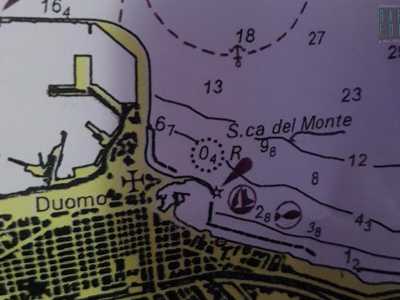La secca, come attestano le cartine nautiche, si trova a duecento metri dalla costa, a 4-6 metri di profondit�. In quel punto secondo le leggende si trovava un'isola inabissatasi intorno al XVI secolo che ospitava un antico monastero 